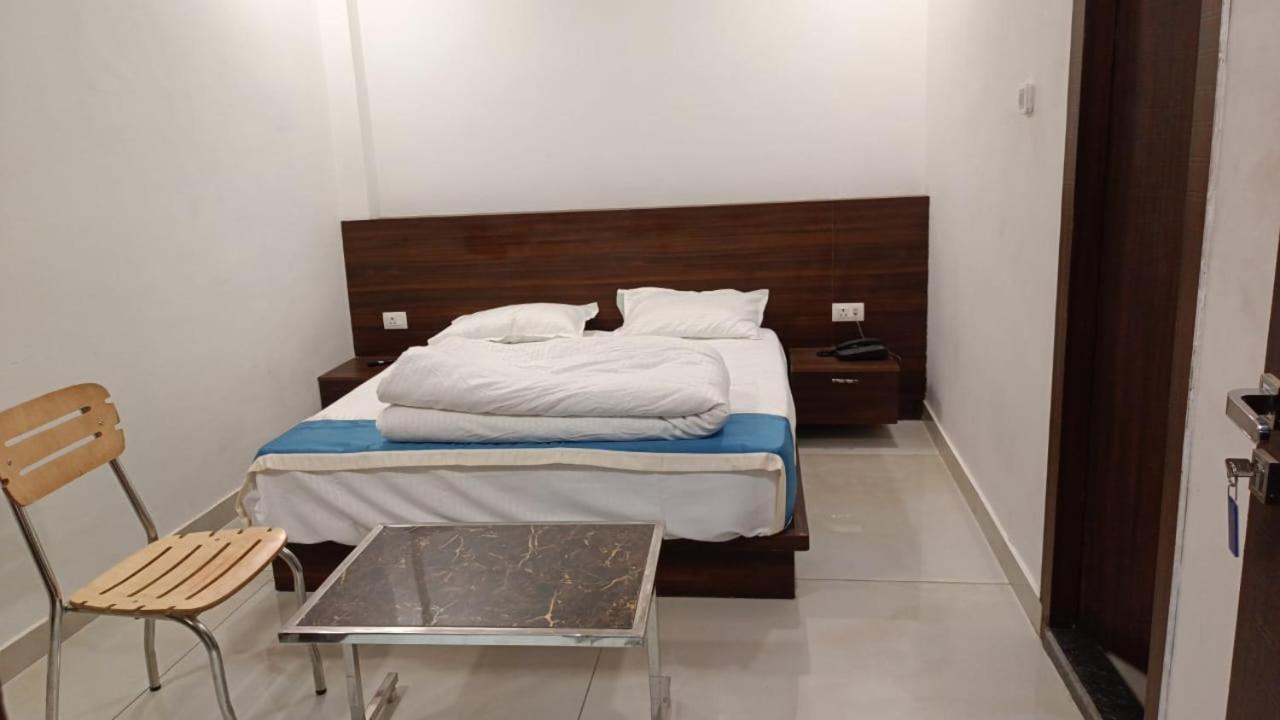 Hotel Cross Road By Wb Inn Unnao Ngoại thất bức ảnh