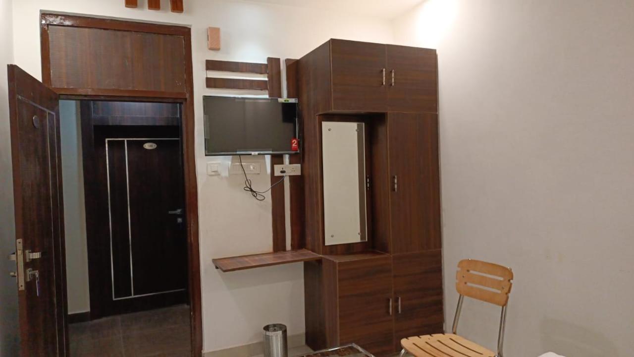 Hotel Cross Road By Wb Inn Unnao Ngoại thất bức ảnh