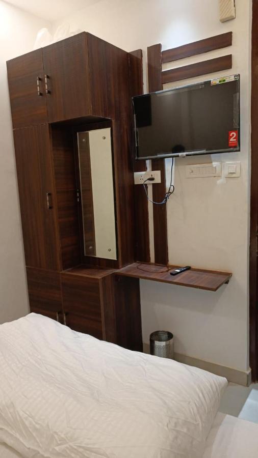 Hotel Cross Road By Wb Inn Unnao Ngoại thất bức ảnh
