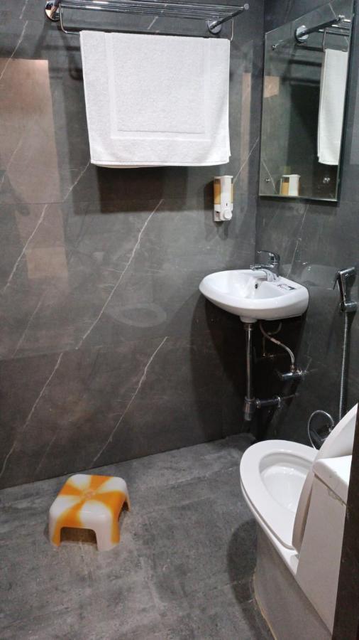 Hotel Cross Road By Wb Inn Unnao Ngoại thất bức ảnh