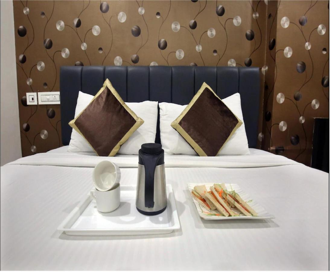 Hotel Cross Road By Wb Inn Unnao Ngoại thất bức ảnh