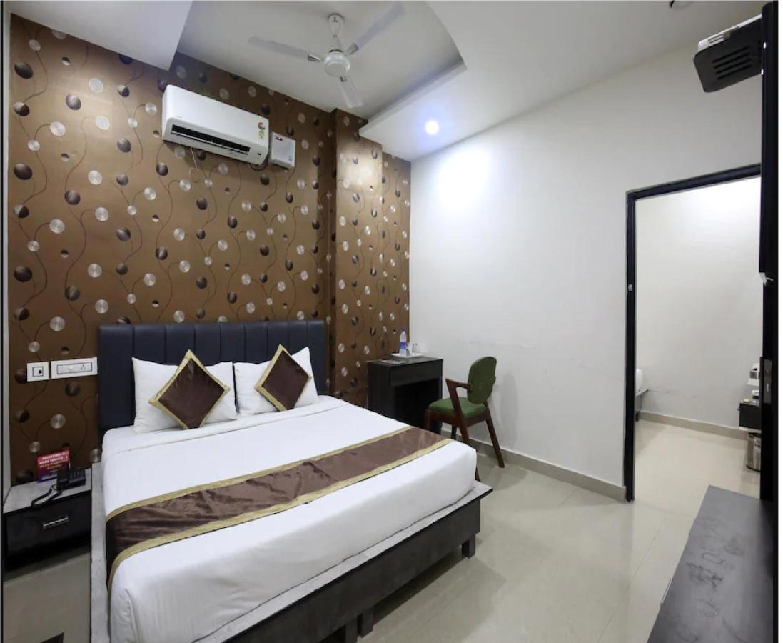 Hotel Cross Road By Wb Inn Unnao Ngoại thất bức ảnh