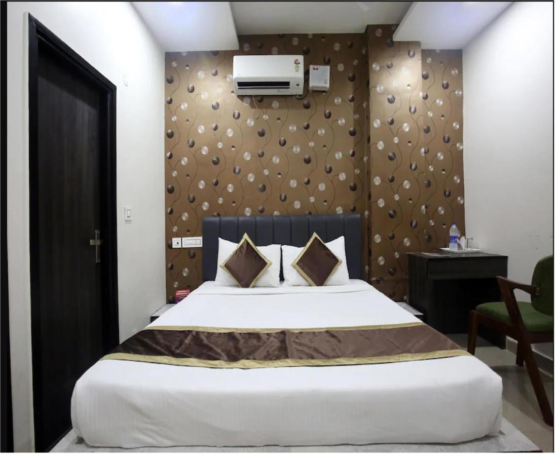 Hotel Cross Road By Wb Inn Unnao Ngoại thất bức ảnh