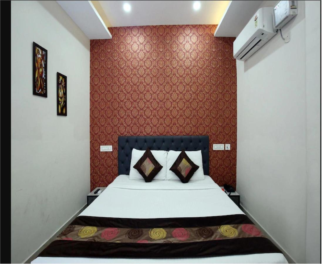 Hotel Cross Road By Wb Inn Unnao Ngoại thất bức ảnh