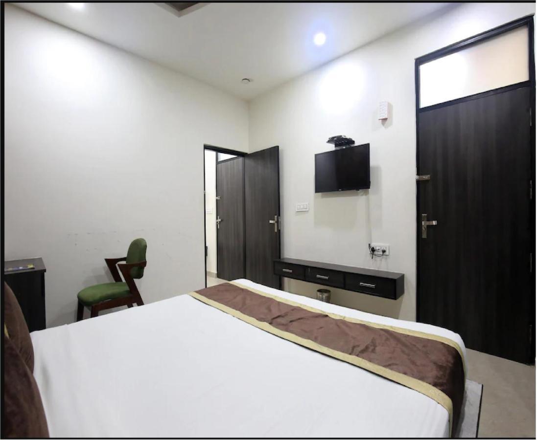 Hotel Cross Road By Wb Inn Unnao Ngoại thất bức ảnh