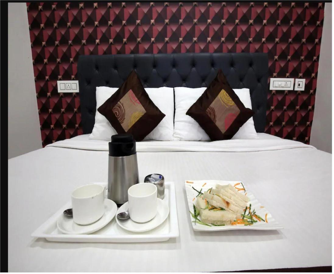 Hotel Cross Road By Wb Inn Unnao Ngoại thất bức ảnh