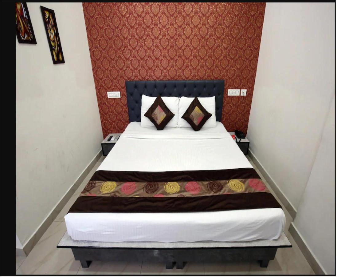 Hotel Cross Road By Wb Inn Unnao Ngoại thất bức ảnh